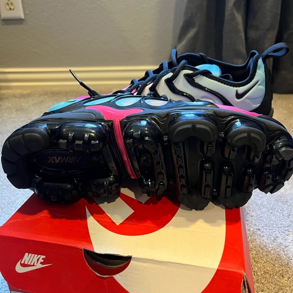 AIR VAPORMAX PLUS - Picture 2 of 5